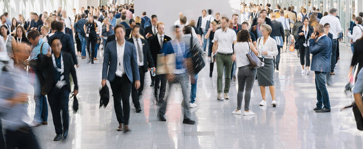 在一个交易会上大批匿名的模糊人图片