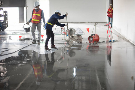 环氧树脂地坪建筑工人绘画环氧地板背景