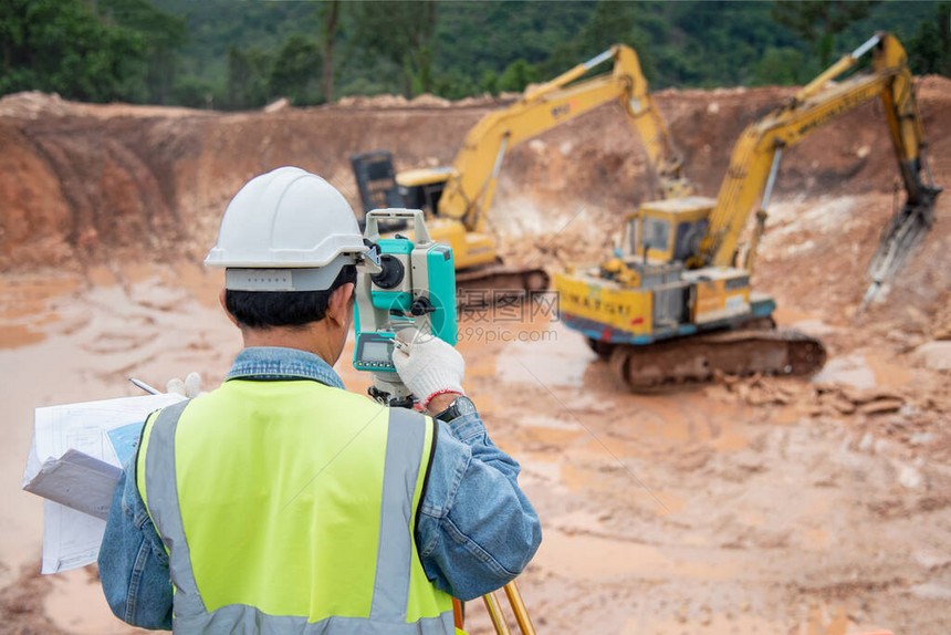 建筑工地勘测工程师使用热土石检查挖掘基础工图片