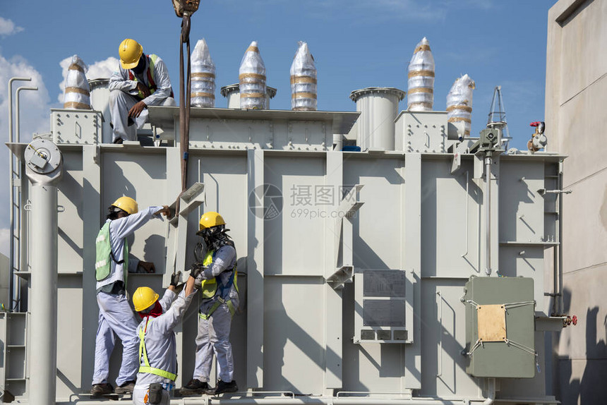 发电厂建筑工地电气工程协同合力安装变压器图片