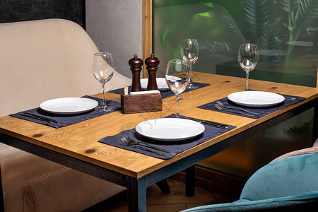 平方木板桌和沙发餐厅的餐桌图片