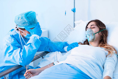 在医院重症监护病房的呼吸管辅助下图片
