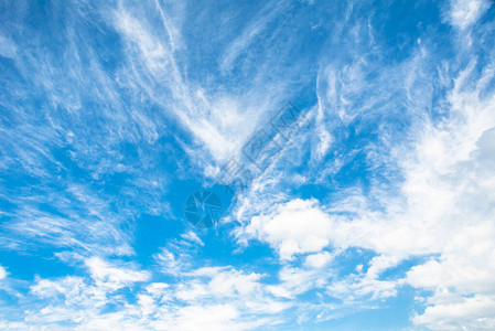 天空深处的白云清空的气概念图片