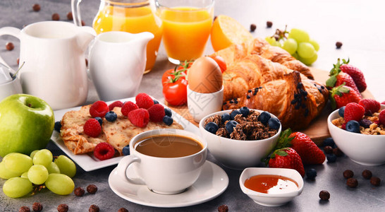 早餐供应咖啡橙汁羊角面包图片