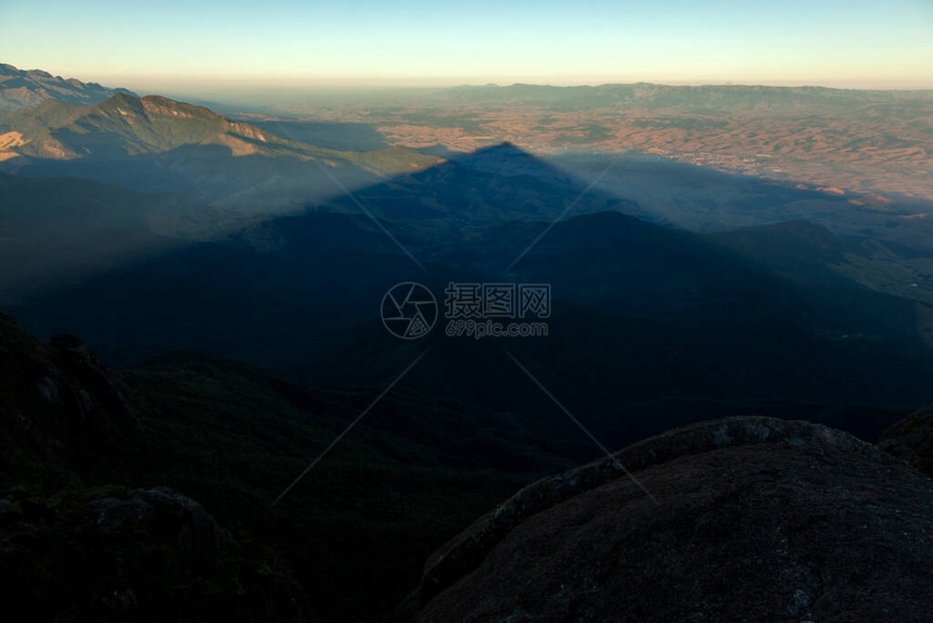 从曼蒂凯拉山脉顶看到的一座山的三角图片