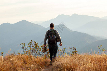 人们在山景中行走徒步远足登山图片