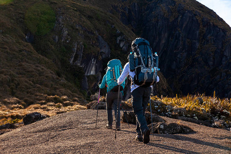 巴西曼提基拉山脉的徒步登山旅行者高清图片