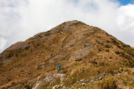 山地上无人认识的人登山远足旅图片