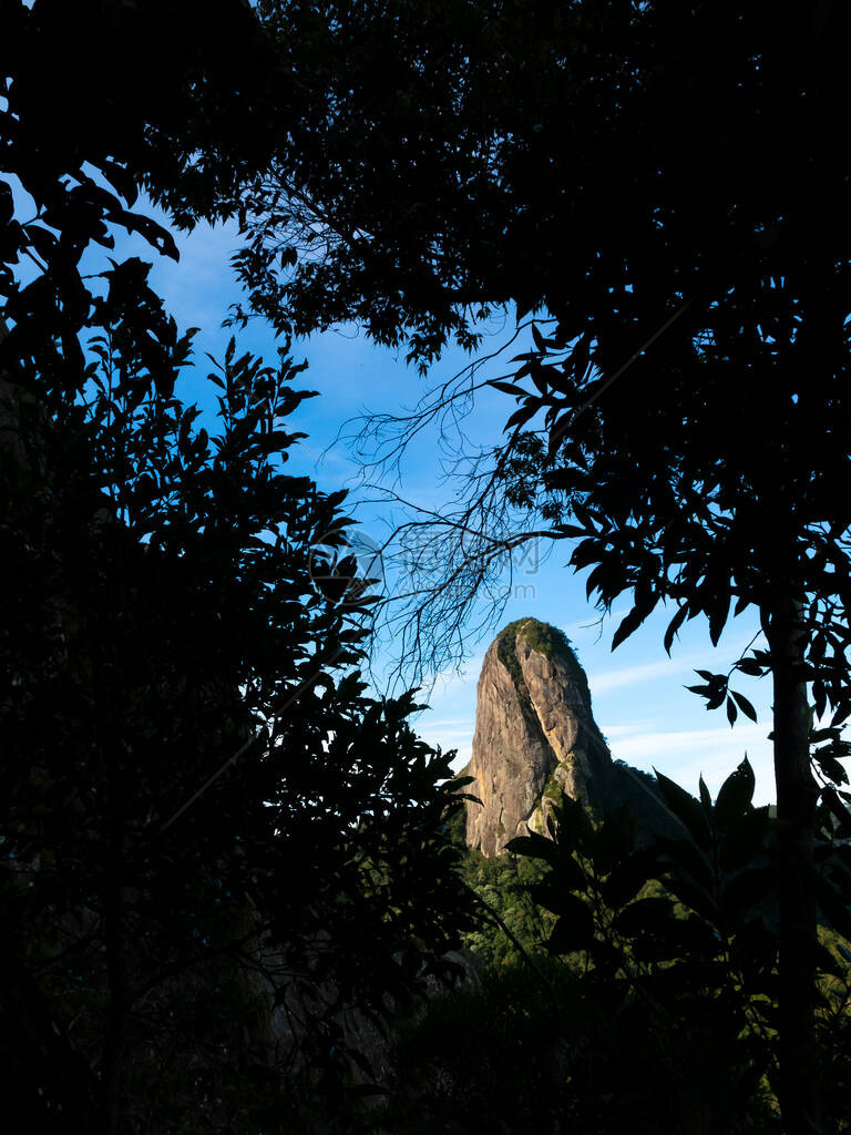 PedradoBauSaoBentoSapucai的岩石山峰巴西图片