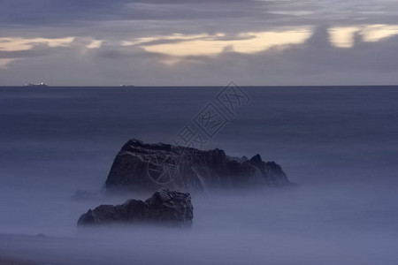 黄昏时的海石长时间曝光图片