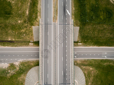 阿斯法尔特高速公路和桥道顶端景色夏季风景图片