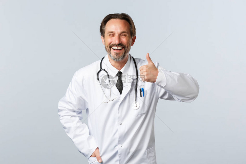 乐观快乐的医生建议药物或诊所服务图片