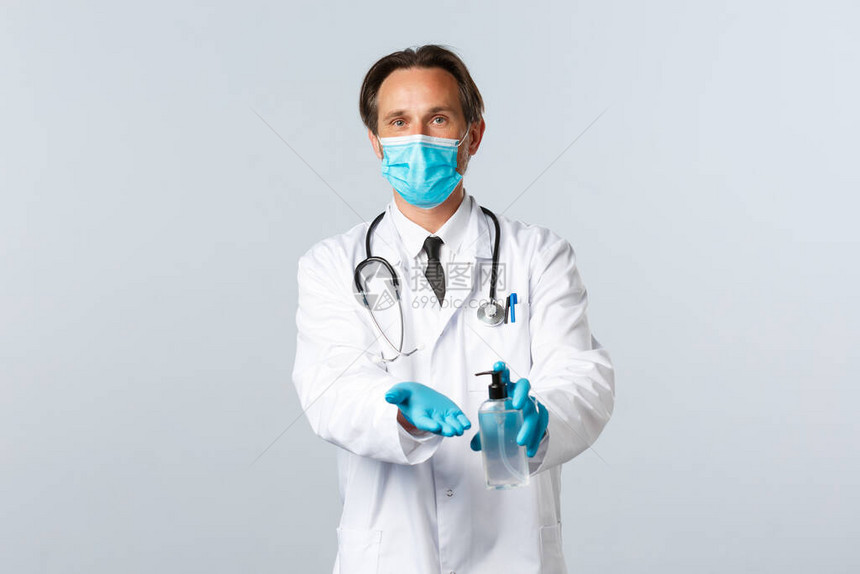 戴着医用口罩和手套的医生解释了卫生的重要图片