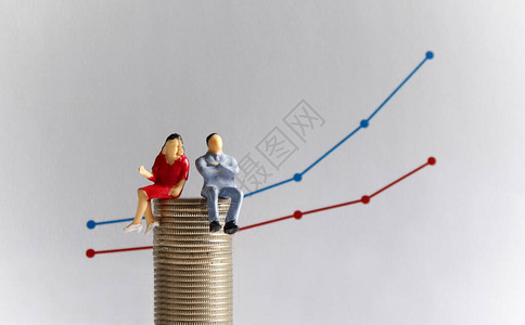 未解决的别薪酬差距概念一个微型男人和一个微型女人坐在线图前图片