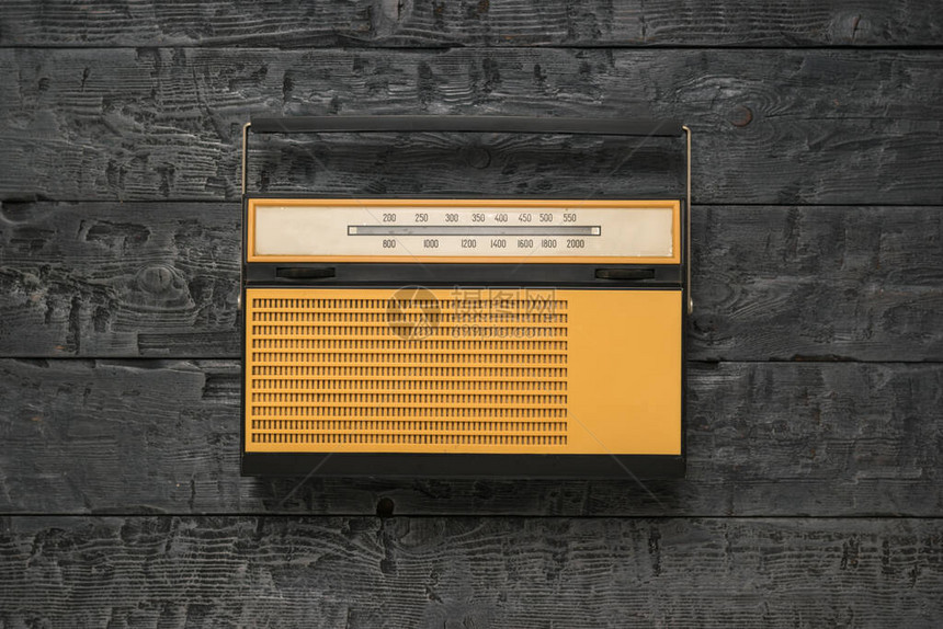 复古收音机与木制背景上的模拟刻度图片