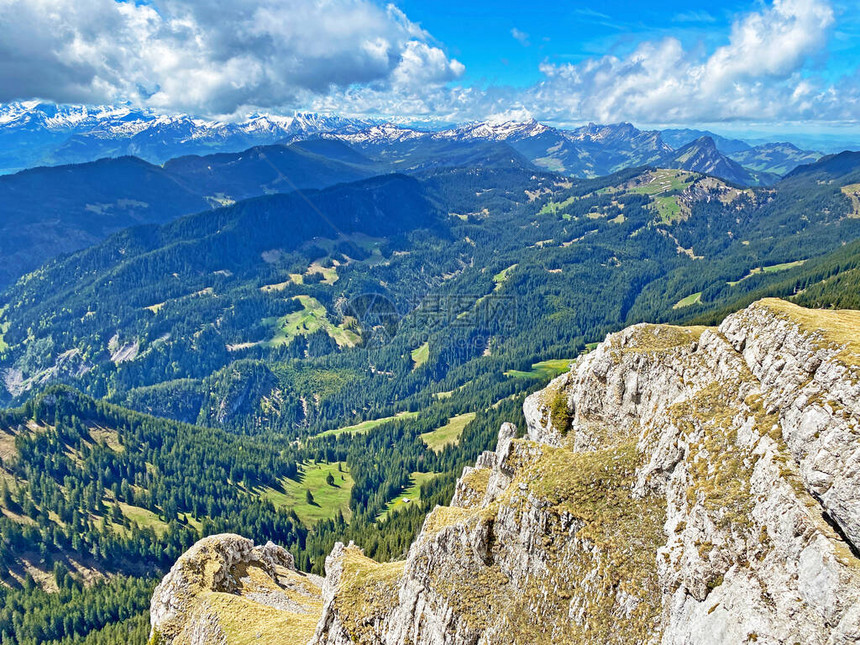 从瑞士皮拉图斯山脉和埃门塔尔阿卑斯山的Widderfeld高山峰的美丽景色图片