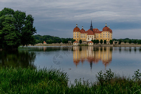 环绕美丽的巴洛克城堡莫里茨堡萨图片