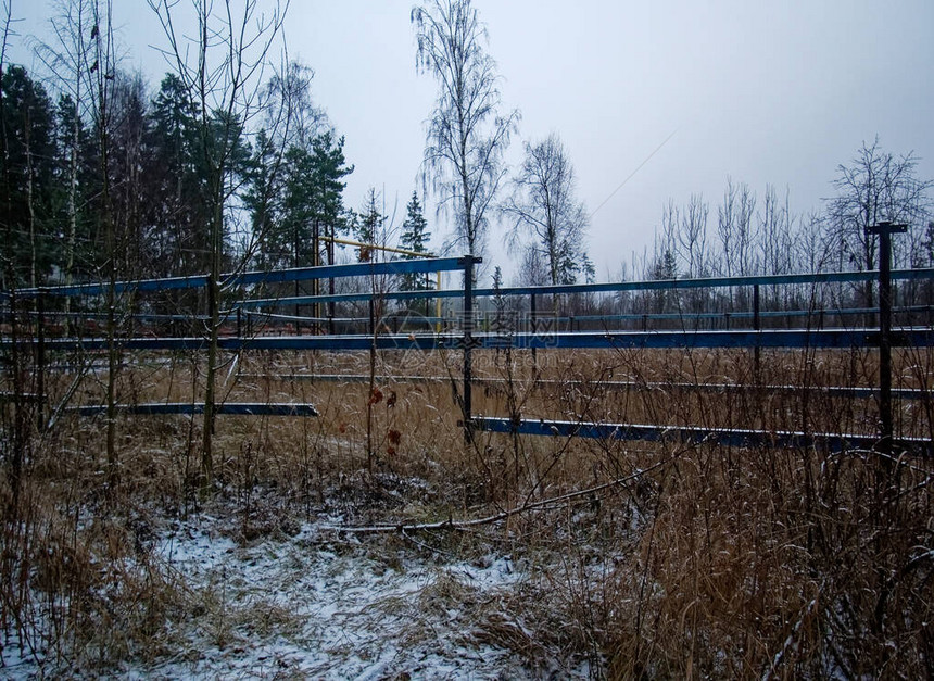 俄罗斯冬天废弃的马场图片