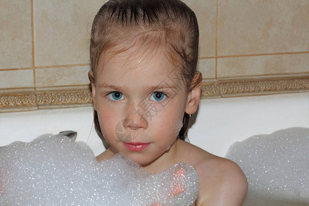 女孩在泡沫里洗澡在浴缸里洗澡图片