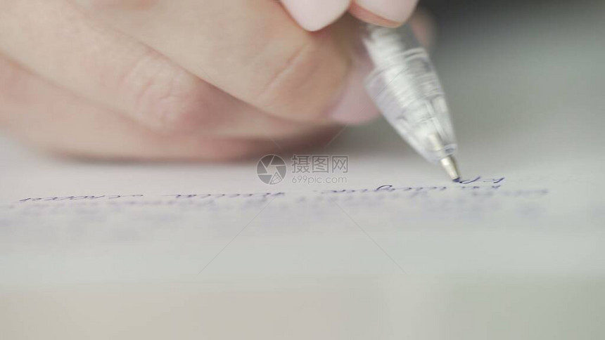 女人用钢笔写字的宏照片图片