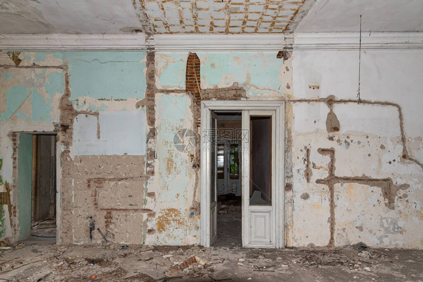 废弃豪宅的内部空荡的房间被遗弃一座废图片