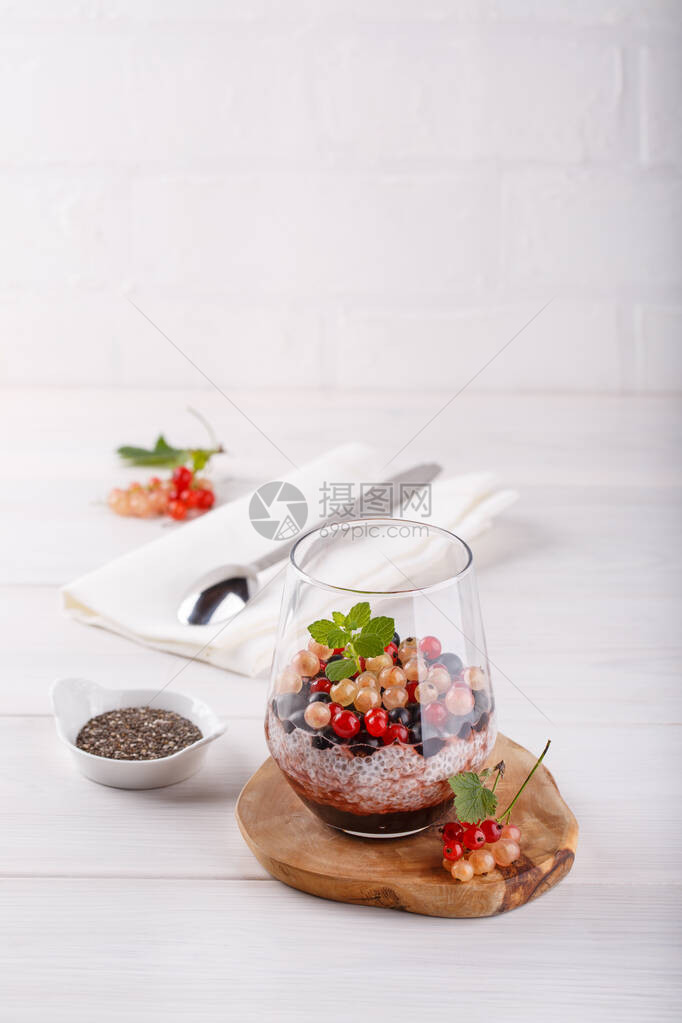 奇亚布丁和新鲜的草莓在白桌上用杯子装着玻璃超级食图片