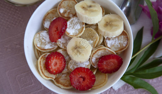 美味的时髦早餐配草莓香蕉和糖粉的图片