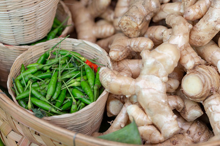 有机蔬菜辣椒和姜是药用植物还有泰国菜篮子上的香料和香草冬阴功姜的图片