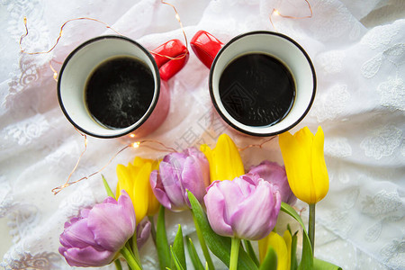 美丽的早晨两杯咖啡和一束明图片