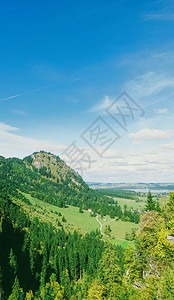 欧洲阿尔卑斯山的美丽自然春季高山湖泊和村庄的景观旅游图片