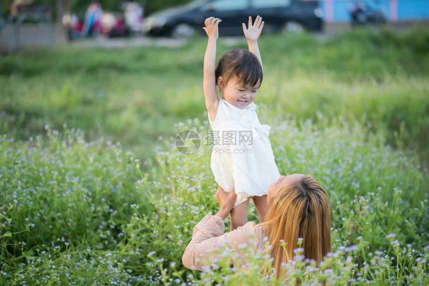 妈和小女儿在公园里一起玩图片