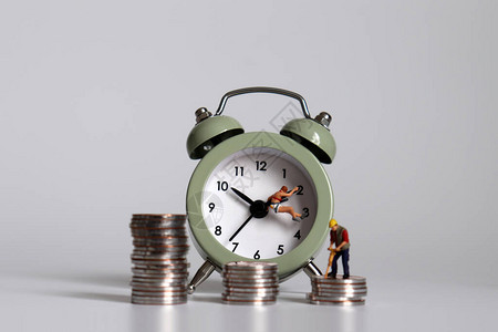 工作时间和收入差距的概念一个有闹钟和一堆图片