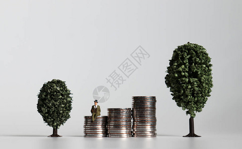 人均可支配收入一个微型商人坐在两棵微型树之间背景