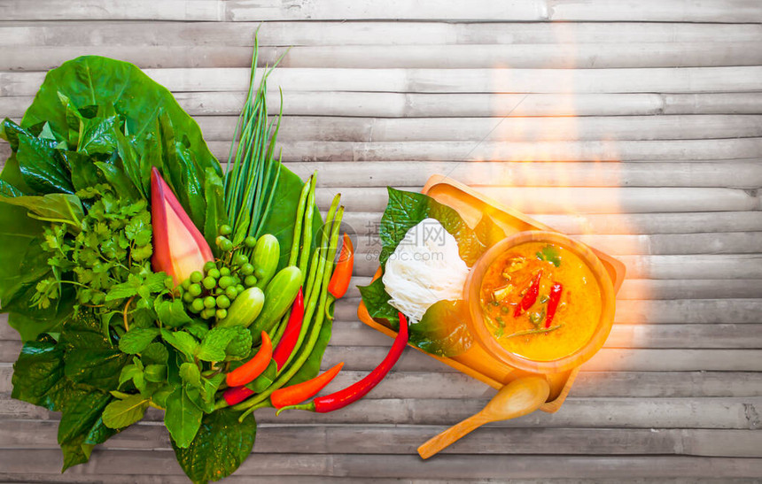 辣红色咖喱泰国食物热如火灰竹底的红菜图片