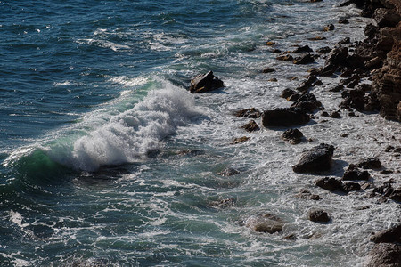 海浪背景打破海水岩石海岸波涛汹涌的大海绿松石水梯度泡沫在公海的大浪夏季风海图片