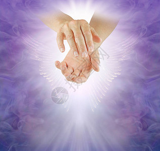 天使指南帮助的天使治疗师女用一对淡银色的淡紫色天使翅膀轻托起双手图片