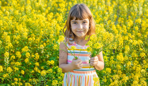 在黄色田野里的孩子芥末开花有选择图片