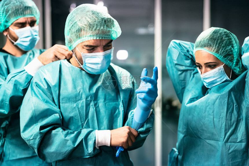 医生在电晕爆发期间为医院外科手术做准备医务工作者准备与冠状大流行作斗争图片