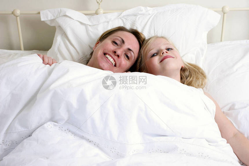 一个女人和她女儿一起躺在图片