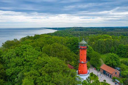 波罗的海波兰海岸Rozewie小村庄灯塔的鸟瞰图图片