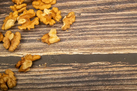 去皮的核桃散落在一张木桌上健康的饮食健图片