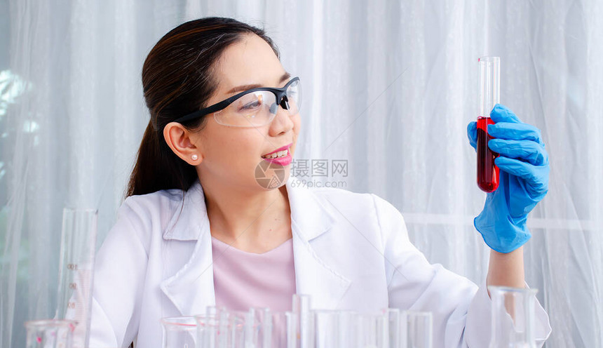 科学家美女研究并在实验室试管中滴入医用化学品样科学化学技术图片