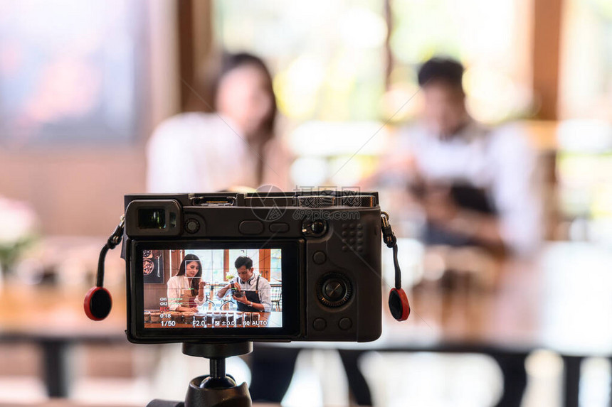 相机将视频拍摄给两位亚洲咖啡师图片