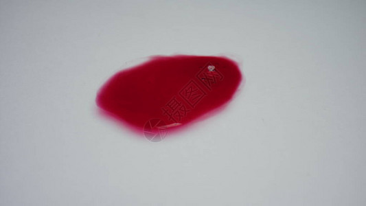 白色背景上的红色液体宏特写血滴与气泡血液的化学分析科学家实验室用验尸官进行血液实验图片