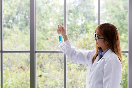 科学丝毫蓝色精神头脑科学物质蓝色在她手上在实验室背景美丽的女医生或持有科学物质有机的科背景图片