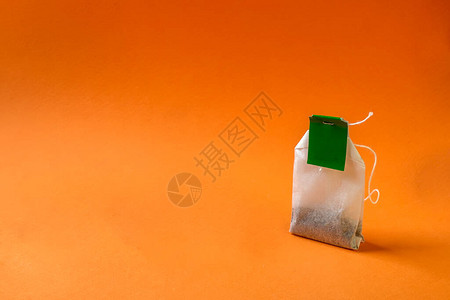 一袋带有绿色标签和橙色背景上的线茶图片