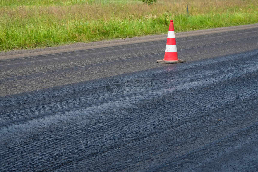 新沥青上的交通控制线道路维修危险警图片