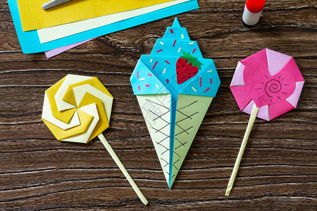 折纸冰淇淋和木桌上的棒糖图片