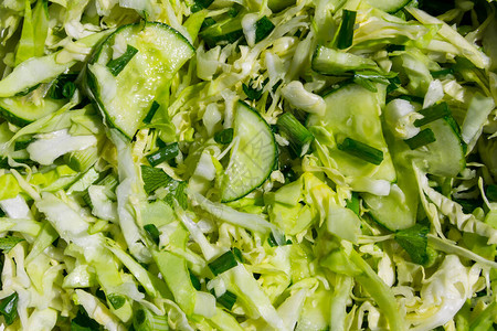 春食素沙拉配有卷心菜黄瓜绿洋背景图片