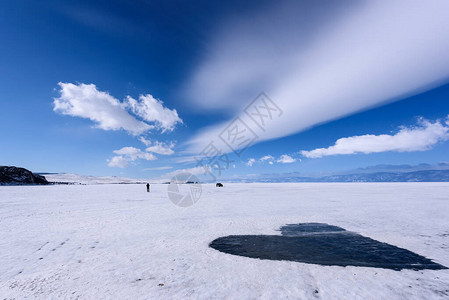 冰冻的贝加尔湖覆盖着雪图片